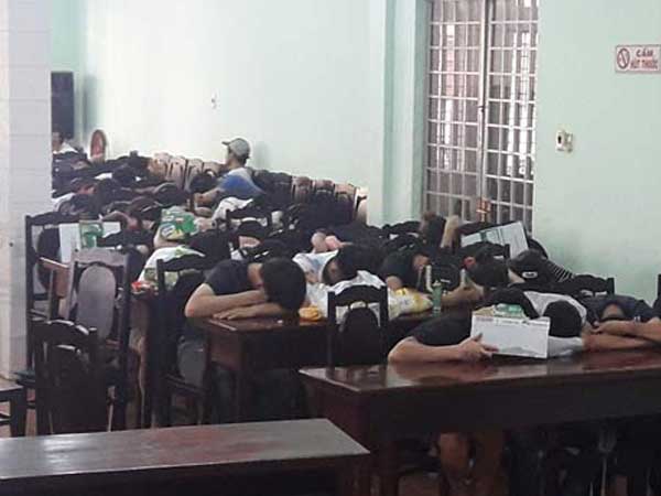 71 thanh niên phê ma túy trong quán karaoke lúc rạng sáng