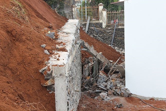 Nghệ An: Sập kè đá chống sạt lở làm 3 phụ nữ và 1 trẻ em bị thương nặng