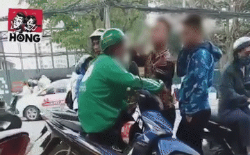 Phẫn nộ clip thanh niên hung hãn đấm tới tấp vào đầu bác tài GrabBike, quát nạt mày có đi không?