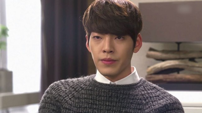 Phải rửa cả núi bát một mình, vợ trẻ chưa kịp kêu ca thì chồng đã có ngay hành động khiến cả nhà choáng váng