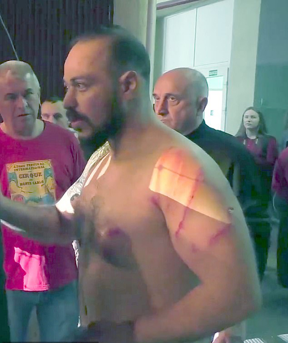 Sư tử vồ huấn luyện viên xiếc thú trước mặt hàng trăm khán giả