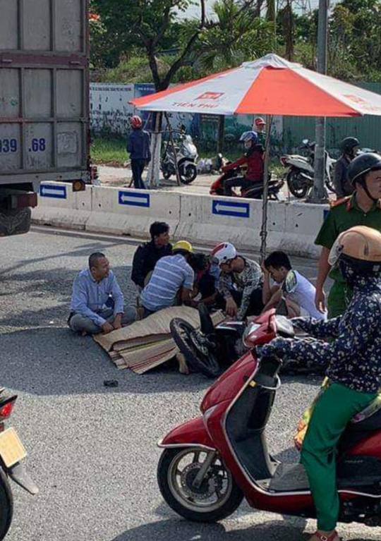 Người cha khóc thét khi thấy con trai tử vong sau tai nạn giao thông