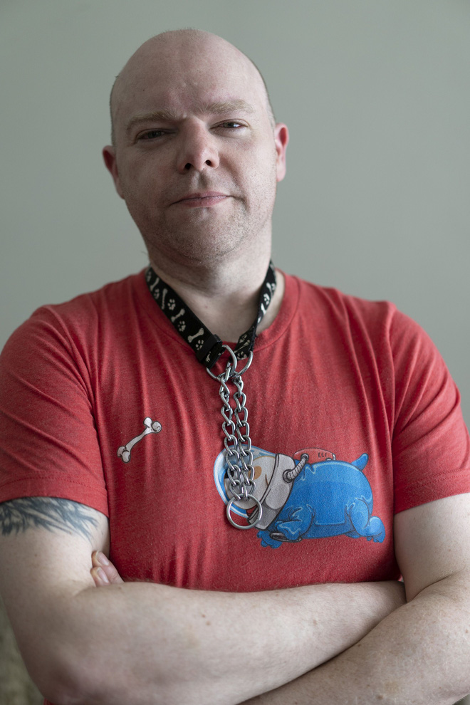 Quá chán làm người, thanh niên Anh quyết định làm chó sống đời nhàn nhã