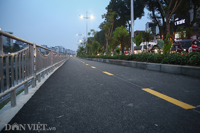 Đường Láng nới rộng vẫn tắc, làn cho người đi bộ vắng tanh