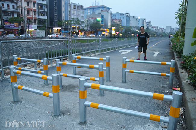 Đường Láng nới rộng vẫn tắc, làn cho người đi bộ vắng tanh