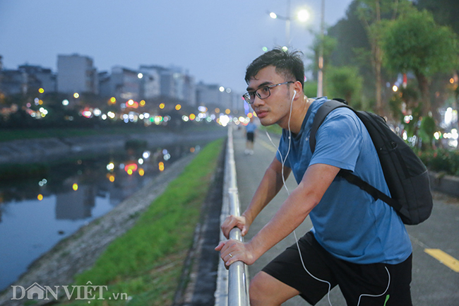 Đường Láng nới rộng vẫn tắc, làn cho người đi bộ vắng tanh