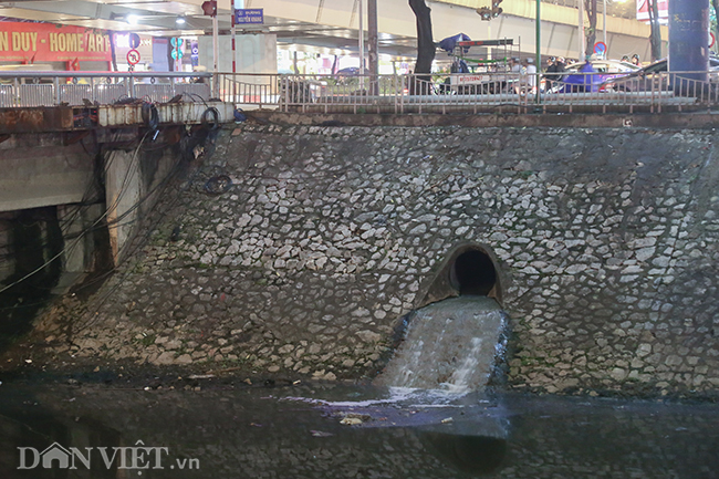 Đường Láng nới rộng vẫn tắc, làn cho người đi bộ vắng tanh