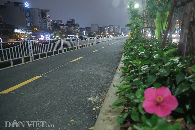 Đường Láng nới rộng vẫn tắc, làn cho người đi bộ vắng tanh