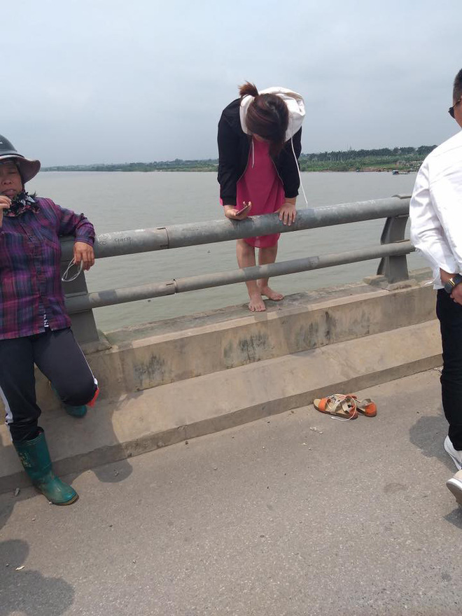 Định nhảy cầu tự vẫn, mẹ bầu thức tỉnh sau một câu nói của bác gái đi đường