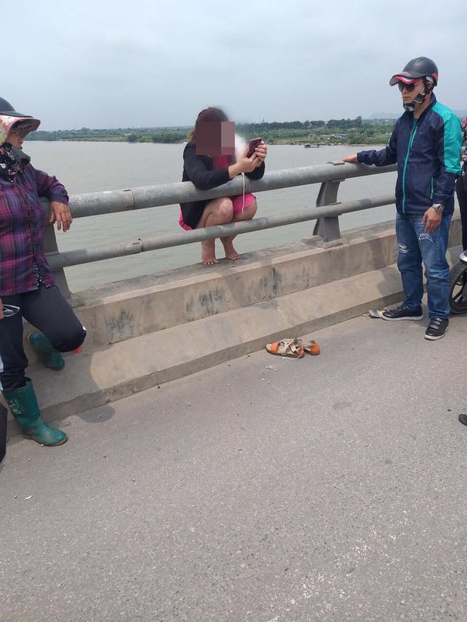 Định nhảy cầu tự vẫn, mẹ bầu thức tỉnh sau một câu nói của bác gái đi đường