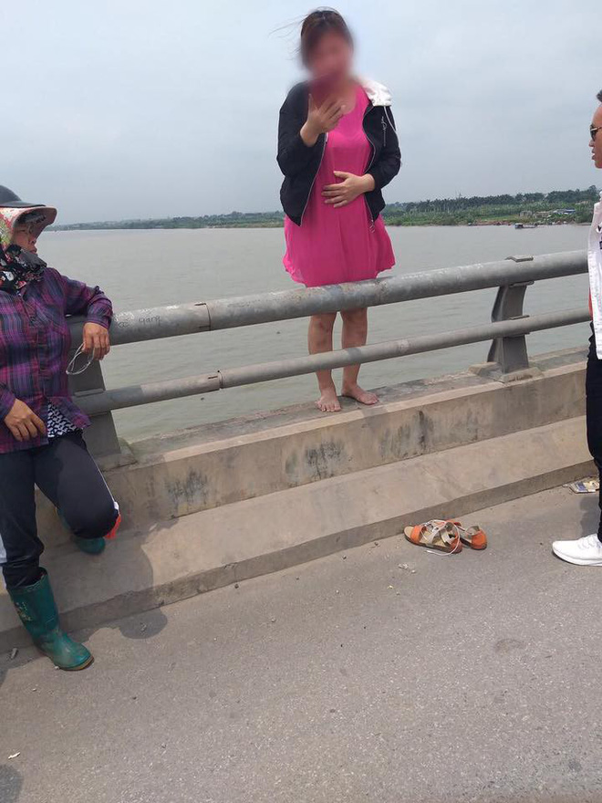 Định nhảy cầu tự vẫn, mẹ bầu thức tỉnh sau một câu nói của bác gái đi đường