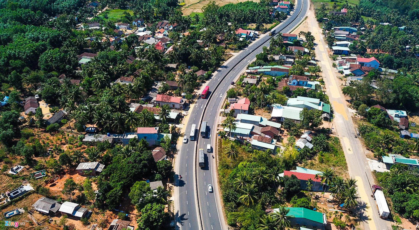 Dân phơi lúa tràn lan trên quốc lộ 1