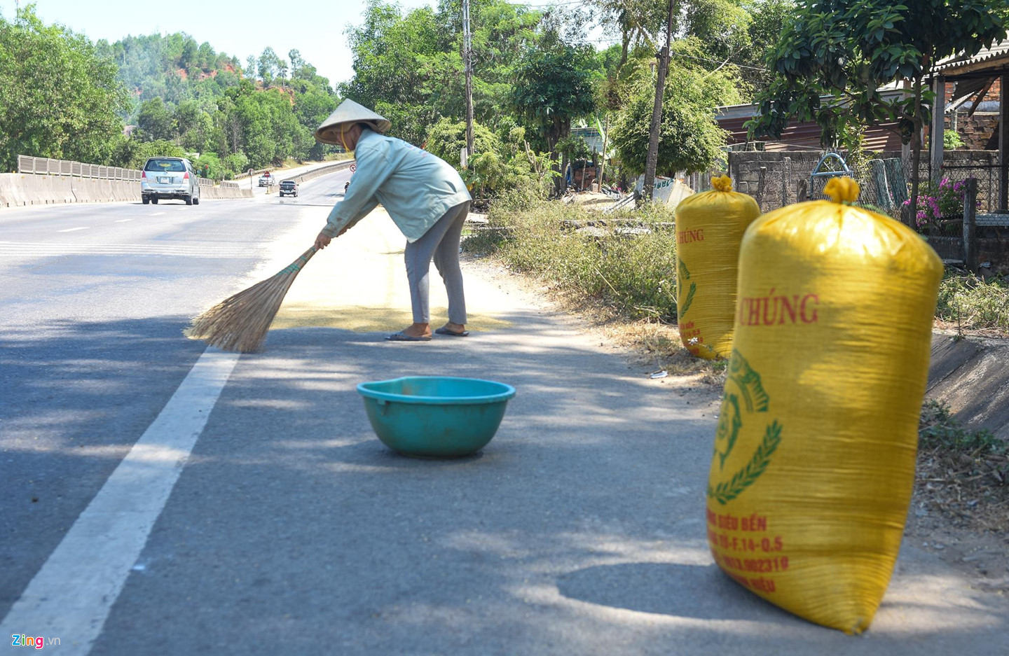 Dân phơi lúa tràn lan trên quốc lộ 1