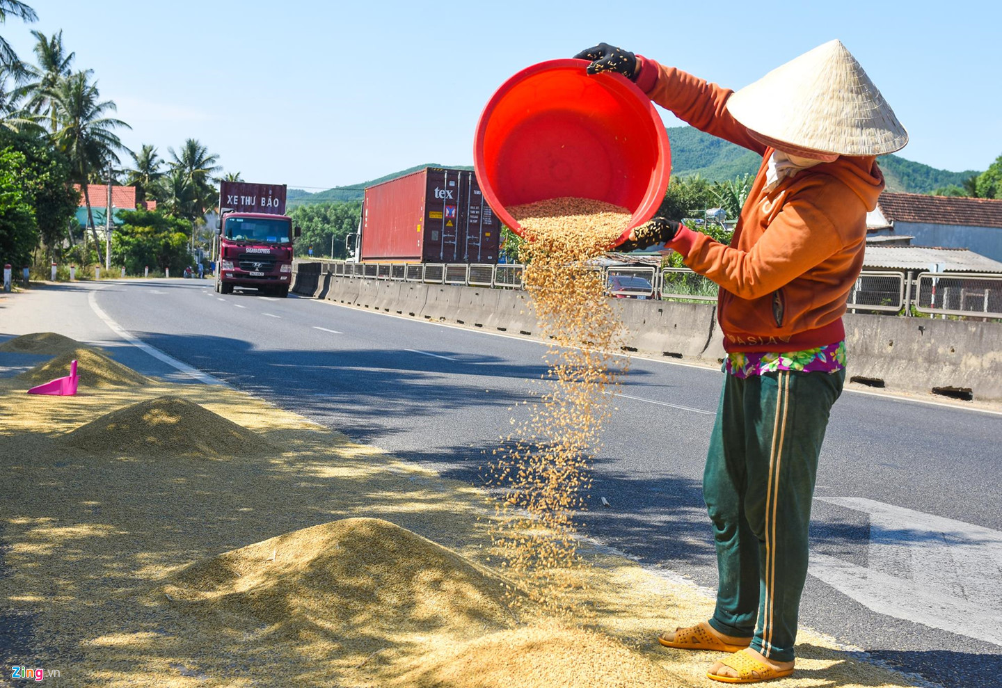 Dân phơi lúa tràn lan trên quốc lộ 1