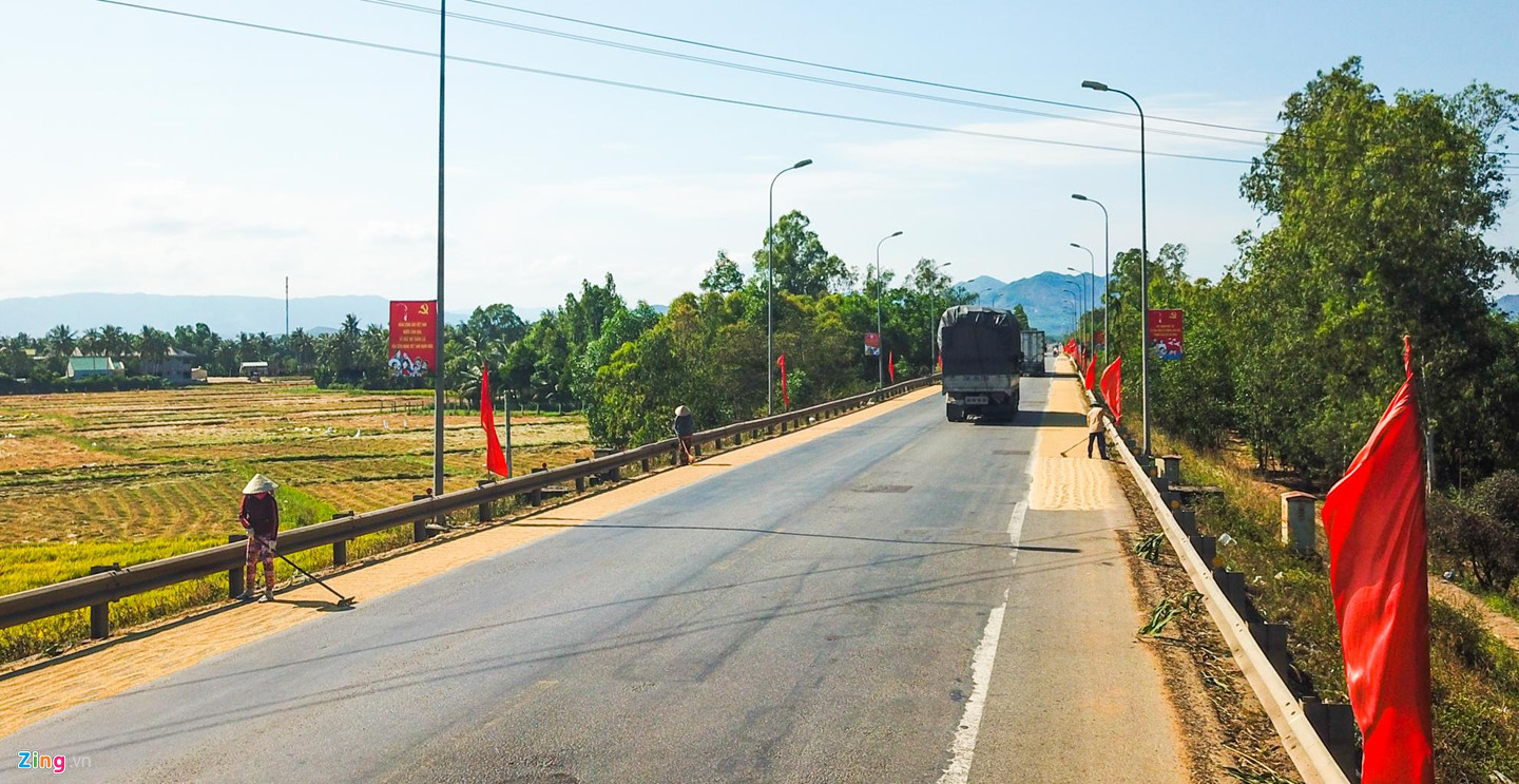 Dân phơi lúa tràn lan trên quốc lộ 1