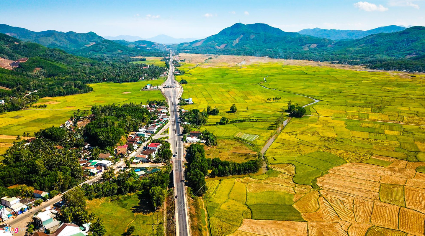 Dân phơi lúa tràn lan trên quốc lộ 1