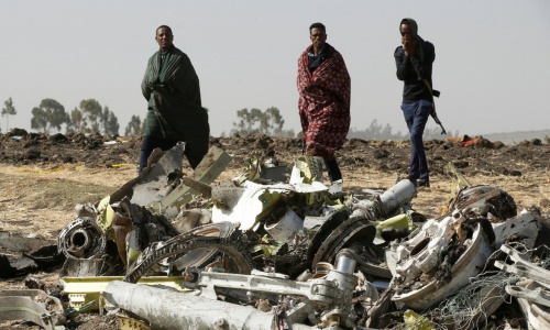 Máy bay Ethiopia tạo ra hố sâu gần 10 m khi lao xuống đất