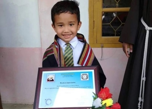Bé trai Ấn Độ đưa gà đi cấp cứu được tặng giấy khen