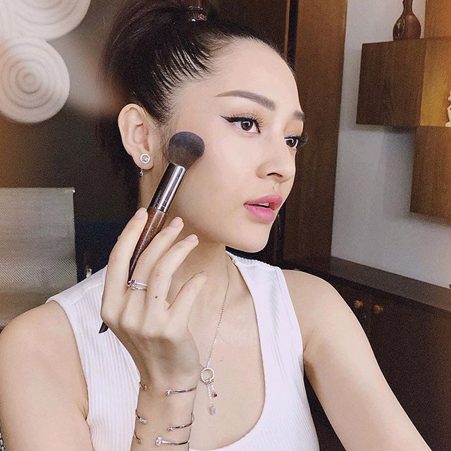 Trong khi các chị em đua nhau dựng mũi thì showbiz Việt luôn có những chiếc mũi tự nhiên cân mọi chuẩn mực dao kéo