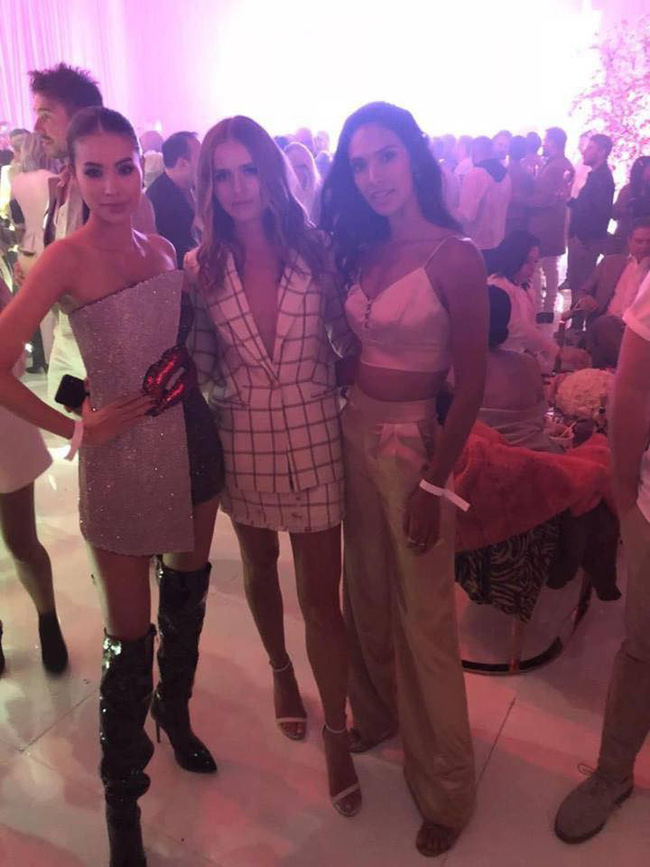 Hoa hậu Phạm Hương khoe vòng 1 đẫy đà, thoải mái thân mật cùng trai lạ sau khi công khai chuyện đính hôn