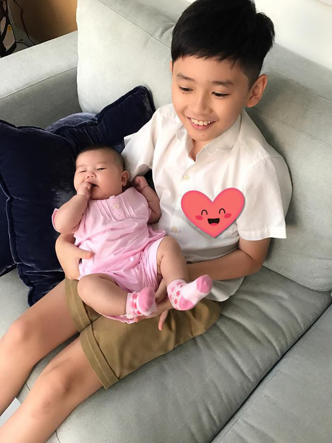 Chịu khó bế em chuẩn soái ca đảm là thế nhưng con trai Thân Thúy Hà lại có phản ứng khó đỡ khi em gái làm việc này Chịu khó bế em chuẩn soái ca đảm là thế nhưng con trai Thân Thúy Hà lại có phản ứng khó đỡ khi em gái làm việc này