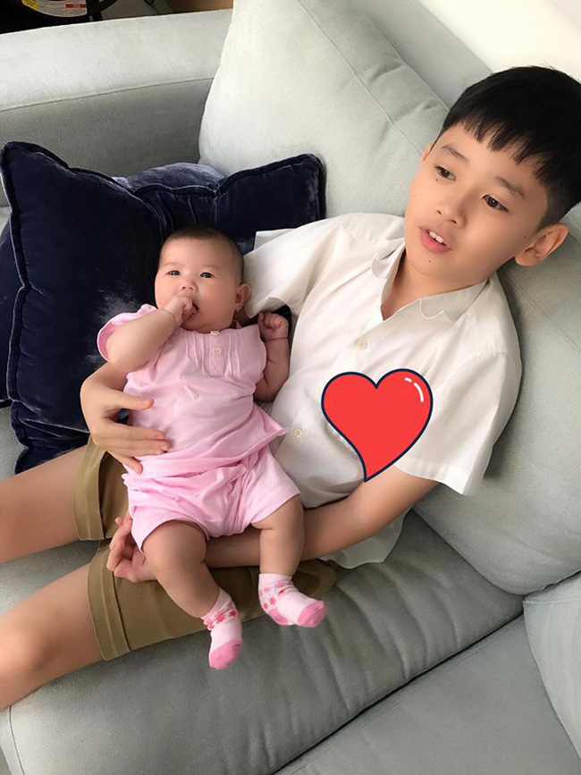 Chịu khó bế em chuẩn soái ca đảm là thế nhưng con trai Thân Thúy Hà lại có phản ứng khó đỡ khi em gái làm việc này Chịu khó bế em chuẩn soái ca đảm là thế nhưng con trai Thân Thúy Hà lại có phản ứng khó đỡ khi em gái làm việc này