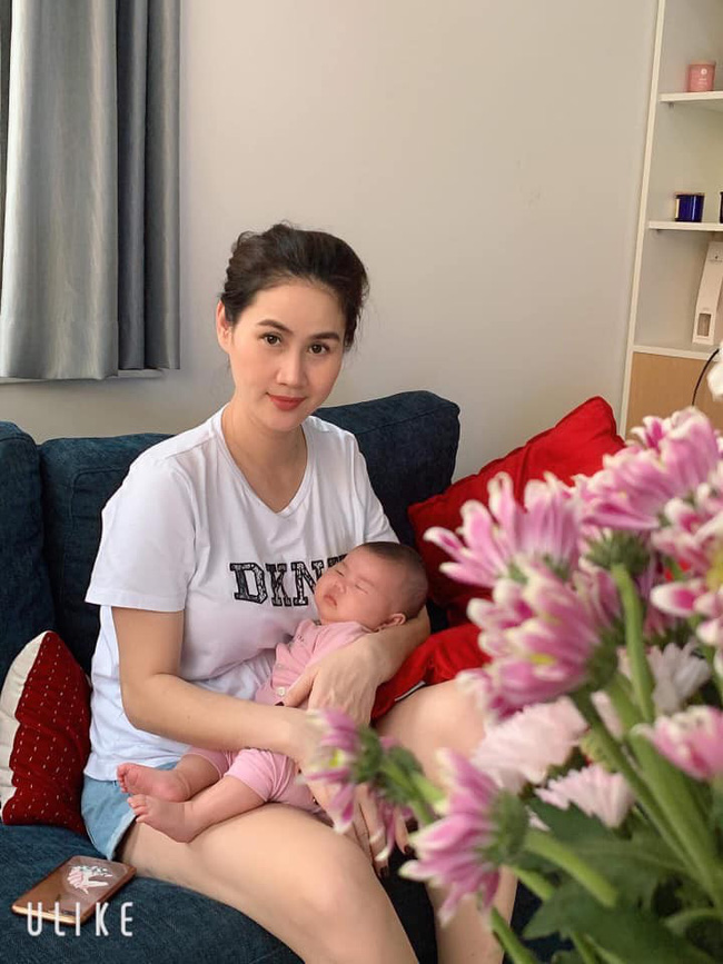 Chịu khó bế em chuẩn soái ca đảm là thế nhưng con trai Thân Thúy Hà lại có phản ứng khó đỡ khi em gái làm việc này Chịu khó bế em chuẩn soái ca đảm là thế nhưng con trai Thân Thúy Hà lại có phản ứng khó đỡ khi em gái làm việc này