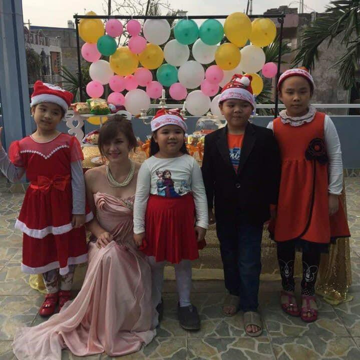 Cô gái Ukraine gợi cảm và xinh như búp bê, đang là DJ tại Hà Nội