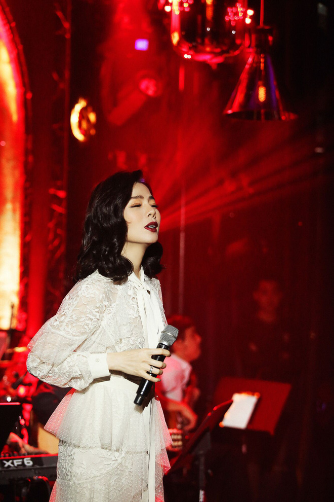 Hát ở lounge triệu đô, Lệ Quyên đòi dỡ sân khấu vì che hết chiếc váy đẹp