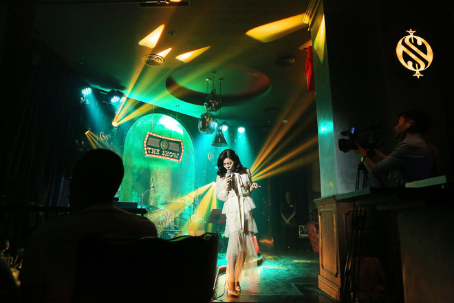 Hát ở lounge triệu đô, Lệ Quyên đòi dỡ sân khấu vì che hết chiếc váy đẹp