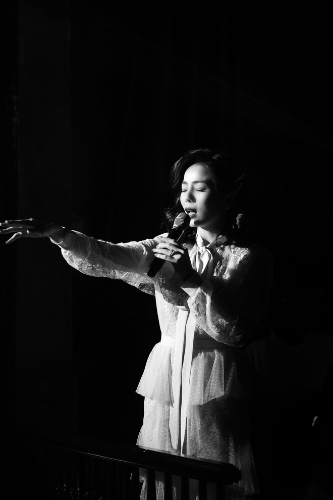 Hát ở lounge triệu đô, Lệ Quyên đòi dỡ sân khấu vì che hết chiếc váy đẹp