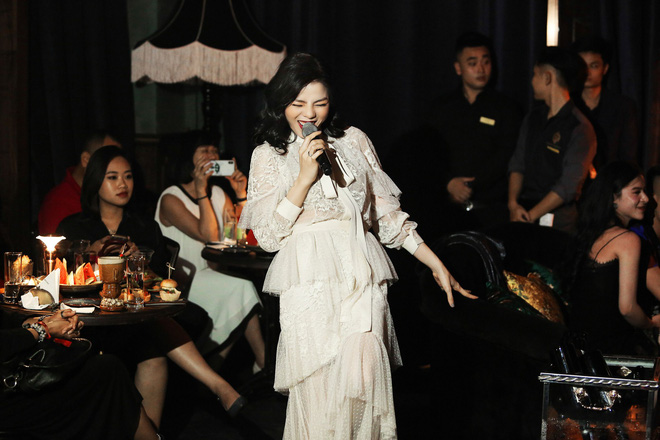 Hát ở lounge triệu đô, Lệ Quyên đòi dỡ sân khấu vì che hết chiếc váy đẹp