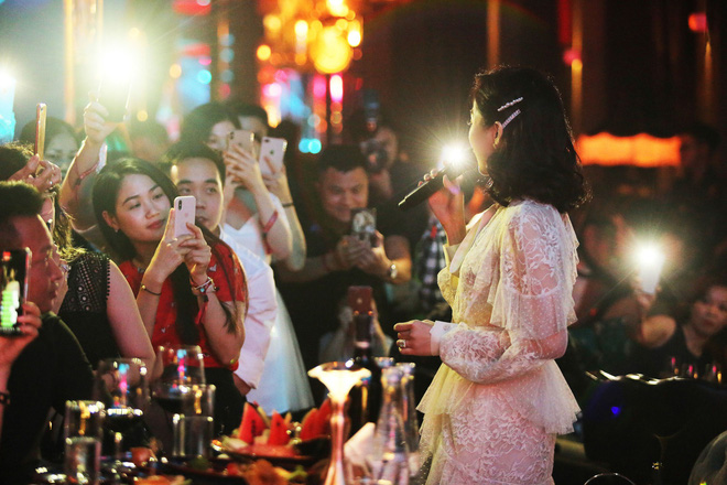 Hát ở lounge triệu đô, Lệ Quyên đòi dỡ sân khấu vì che hết chiếc váy đẹp