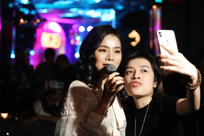 Hát ở lounge triệu đô, Lệ Quyên đòi dỡ sân khấu vì che hết chiếc váy đẹp