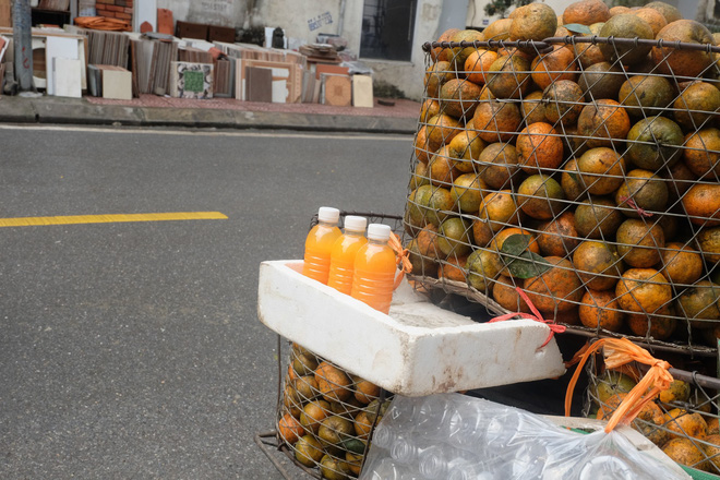 Đổ xô bán nước cam ép nguyên chất giá siêu rẻ, tiểu thương thu tiền triệu mỗi ngày