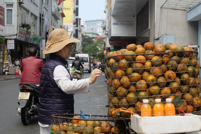 Đổ xô bán nước cam ép nguyên chất giá siêu rẻ, tiểu thương thu tiền triệu mỗi ngày