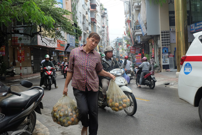 Đổ xô bán nước cam ép nguyên chất giá siêu rẻ, tiểu thương thu tiền triệu mỗi ngày