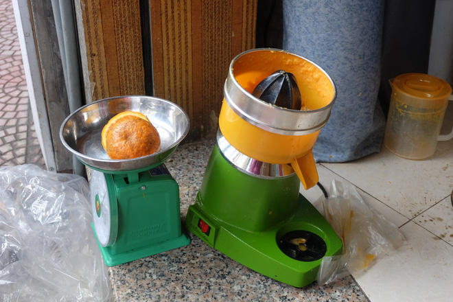 Đổ xô bán nước cam ép nguyên chất giá siêu rẻ, tiểu thương thu tiền triệu mỗi ngày