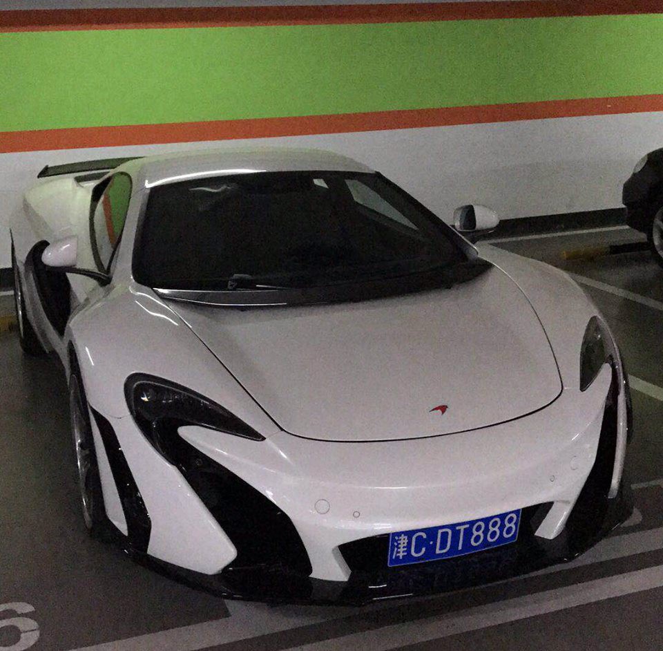 Xuống hầm gửi xe, McLaren 650S fake nát đầu vì gầm quá thấp