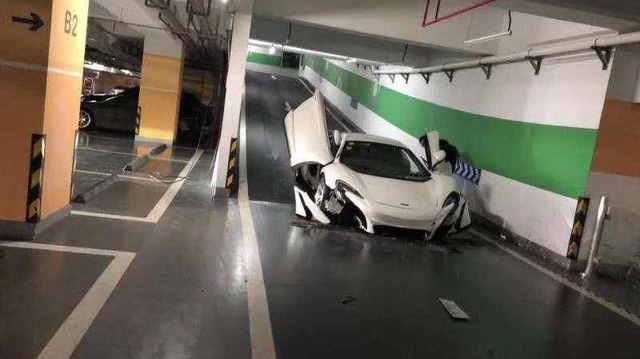 Xuống hầm gửi xe, McLaren 650S fake nát đầu vì gầm quá thấp