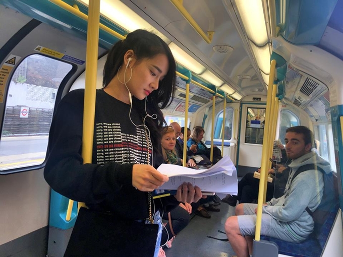 Nhã Phương làm nail, mang bầu giả hơn 1 tháng ở Anh