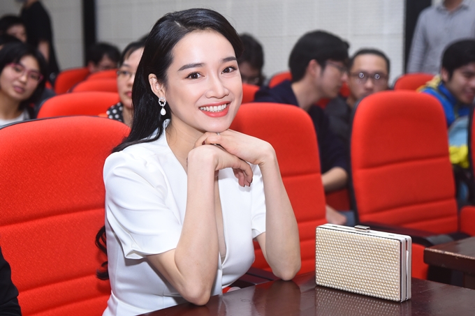 Nhã Phương làm nail, mang bầu giả hơn 1 tháng ở Anh