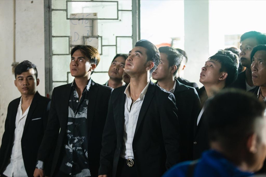 Vì sao giới showbiz đổ xô đi làm phim giang hồ, bạo lực trên YouTube