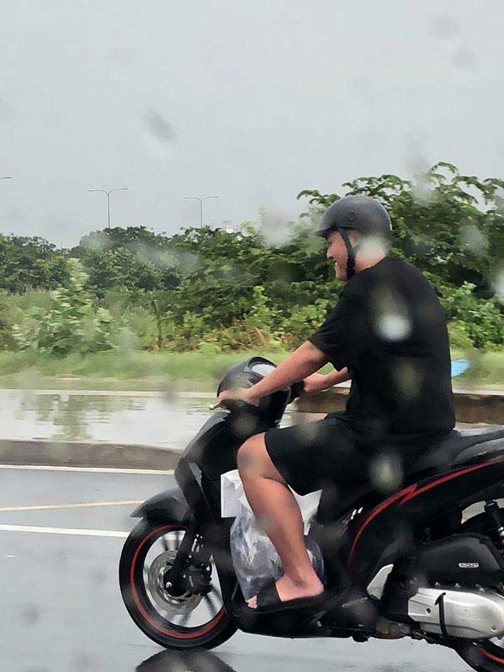 Chồng nhà người ta: Bắt vợ đi taxi cho đỡ mưa còn mình chạy xe máy đuổi theo, danh tính lại càng gây bất ngờ