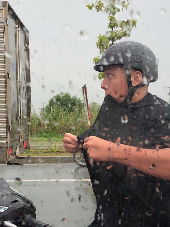 Chồng nhà người ta: Bắt vợ đi taxi cho đỡ mưa còn mình chạy xe máy đuổi theo, danh tính lại càng gây bất ngờ