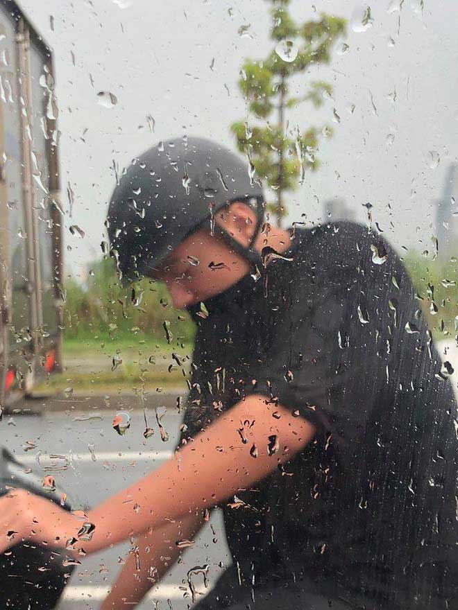 Chồng nhà người ta: Bắt vợ đi taxi cho đỡ mưa còn mình chạy xe máy đuổi theo, danh tính lại càng gây bất ngờ