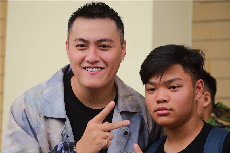 Chồng nhà người ta: Bắt vợ đi taxi cho đỡ mưa còn mình chạy xe máy đuổi theo, danh tính lại càng gây bất ngờ