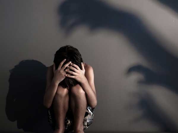 Đến làm công, uống rượu, nam thanh niên dâm ô với con gái của chủ nhà