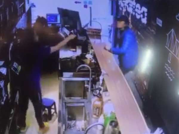 Công an vào cuộc vụ nam thanh niên ném gạch vào đầu 2 cô gái ở quán trà sữa vì không được đổi tiền lẻ