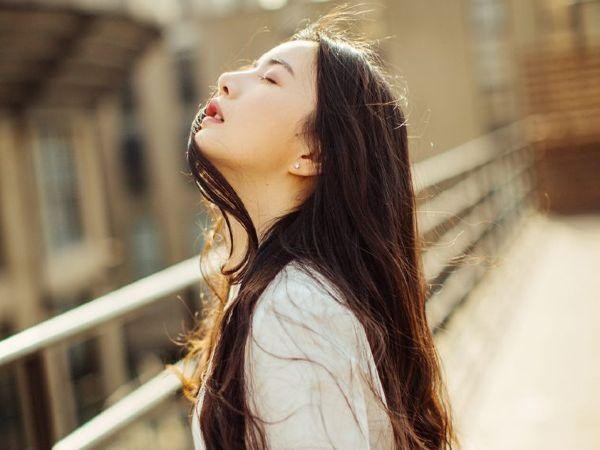 Bắt quả tang chồng đưa nhân tình về nhà để mây mưa, tôi lẳng lặng mở ngăn kéo đưa cho cô gái một thứ rồi bước ra ngoài nghe họ cãi nhau